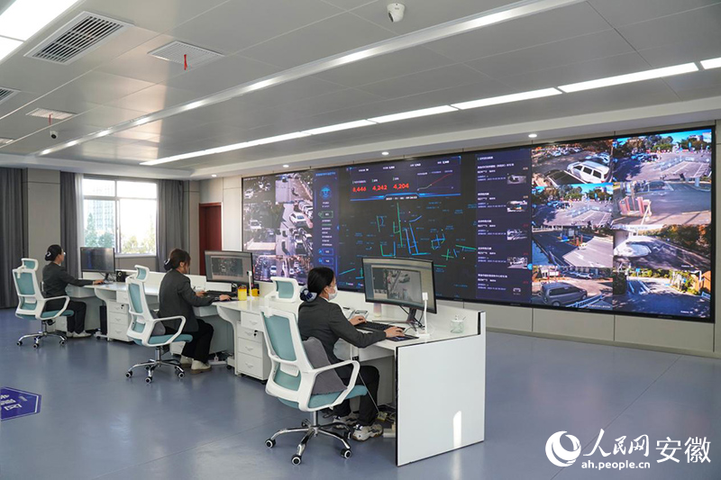 淮南建發(fā)智慧泊車監(jiān)控中心。人民網(wǎng)記者 陳若天攝